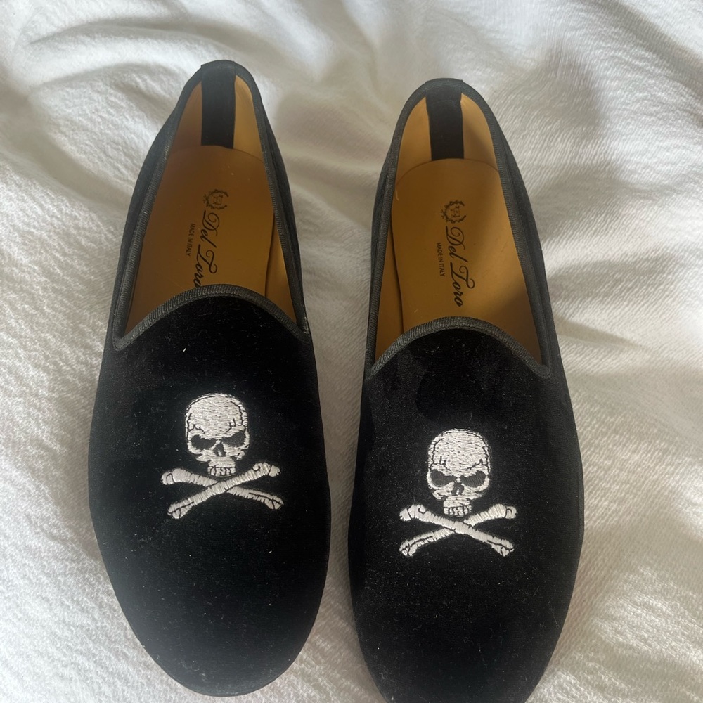 Del toro velvet slippers.